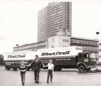 1970 Stefan und Max Chorus mit ihrem Vater vor einem Streff Umzugslaster nahe dem ehemaligem Europäischem Parlament Gebäude in Kirchberg