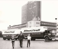 1970 Stefan et Max Chorus avec leur père devant un camion de Streff Camion  déménagement, près de l'ancien parlement européen au Kirchberg