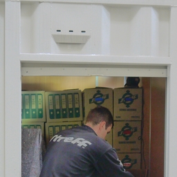 Entreprise d'entreposage - espace de stockage (1/3 de conteneur) en train d'être rempli